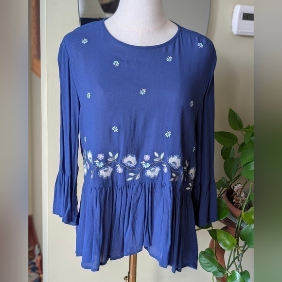 Alya Tops - Alya Women's Size Small Blue Embroidered Florals Bell Hem Pullover Blouse